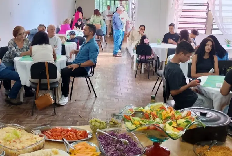 Pessoas em comunhão durante uma refeição na Igreja Presbiteriana Metropolitana de Porto Alegre